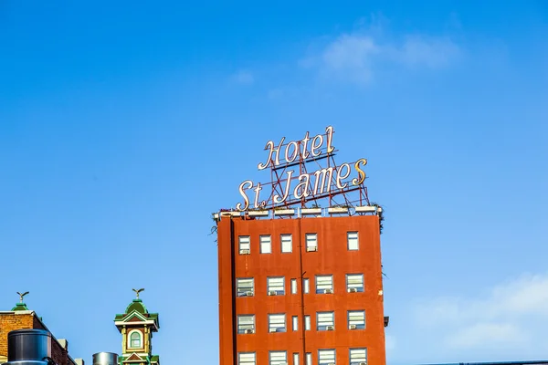 Fachada del histórico hotel St. James en el distrito de lámparas de gas en San D — Foto de Stock