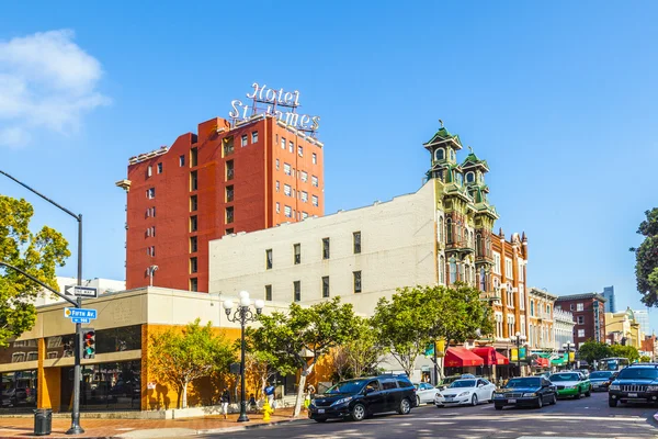 Fachada del histórico hotel St. James en el distrito de lámparas de gas en San D —  Fotos de Stock