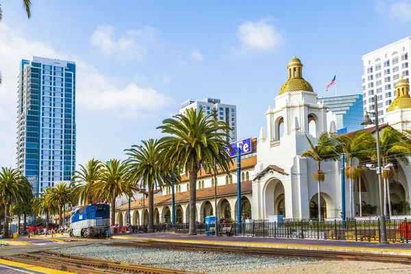 Поезд прибывает на станцию Union Station в Сан-Диего, США — стоковое фото