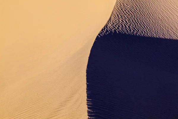 Duna de areia ao nascer do sol no deserto — Fotografia de Stock