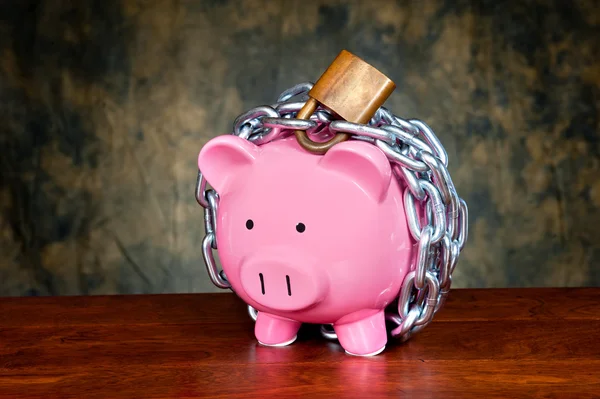 Piggybank acorrentado — Fotografia de Stock