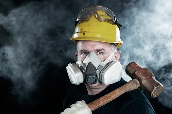 Werknemer in rook — Stockfoto