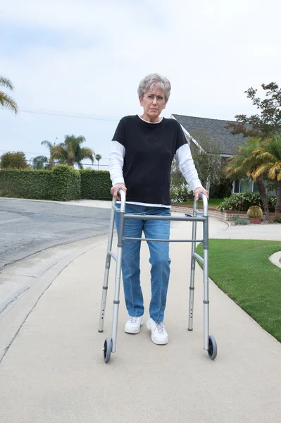 Äldre kvinna och walker — Stockfoto