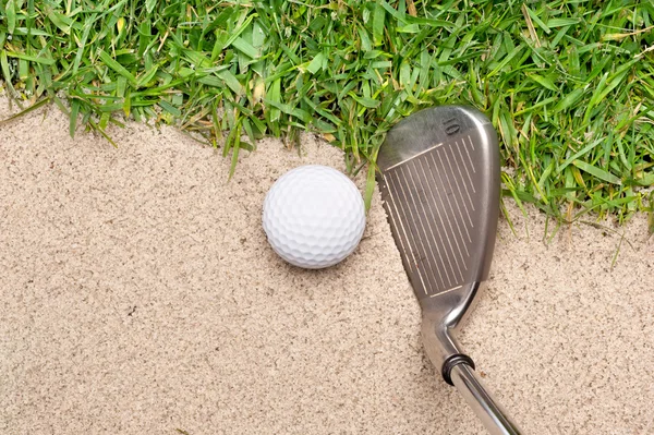 Golfütő és labda — Stock Fotó