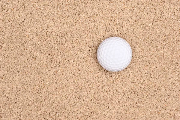 Golfbal in zand — Stockfoto