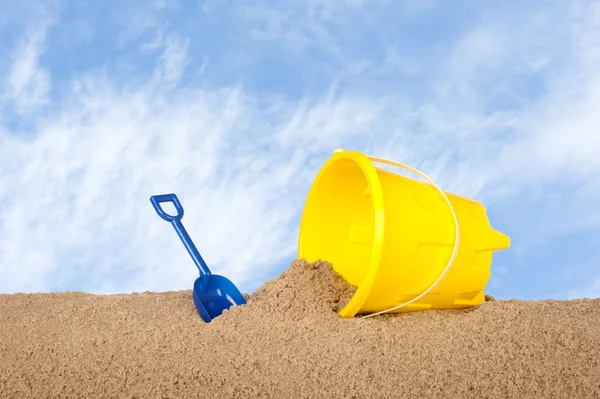 Balde de praia amarelo — Fotografia de Stock