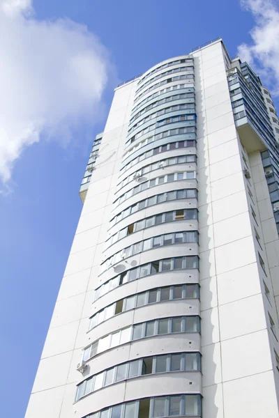 Edifício moderno com apartamentos — Fotografia de Stock