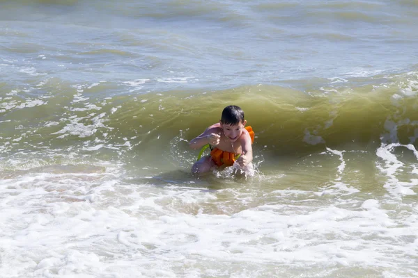 Enfant nageant dans la mer — Photo