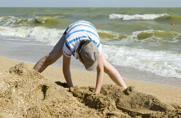 Boy playing on beach — Stock Photo, Image