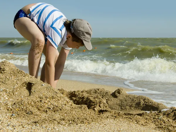 在沙滩上玩的男孩 — 图库照片