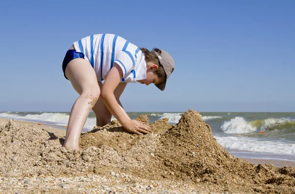 Boy playing on beach — Stock Photo, Image