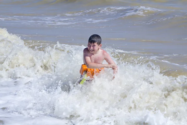 海で泳いでいる子供 — ストック写真