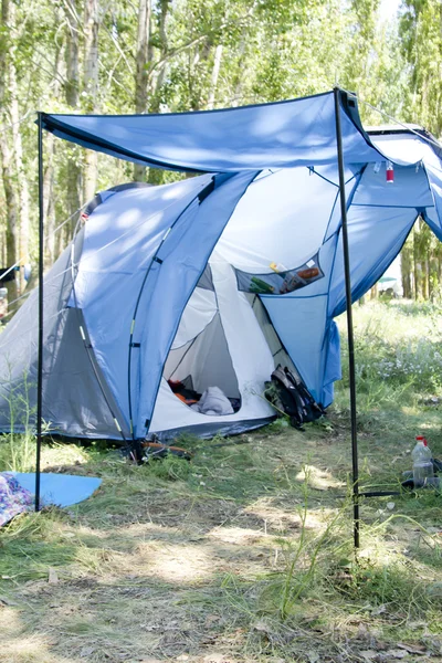 숲에서 잔디에 텐트 — 스톡 사진