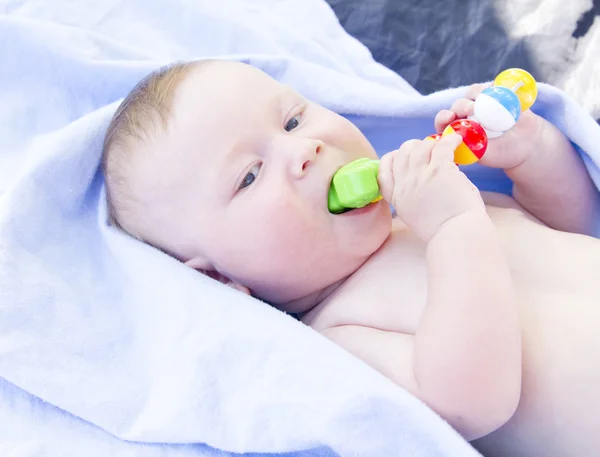 Säugling isst Spielzeug — Stockfoto