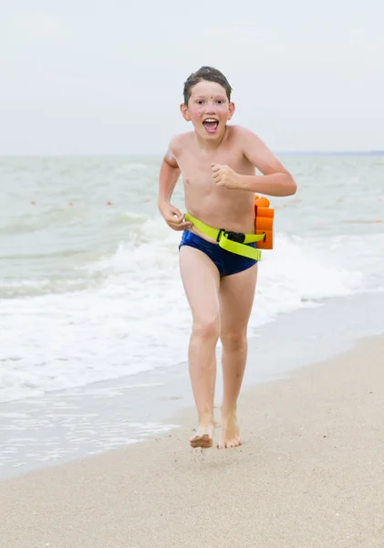 Bambino che corre sulla spiaggia — Foto Stock