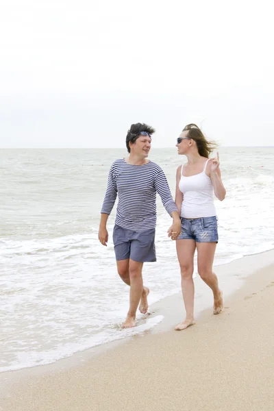 Mutlu çift, birlikte sahilde zevk - Stok İmaj