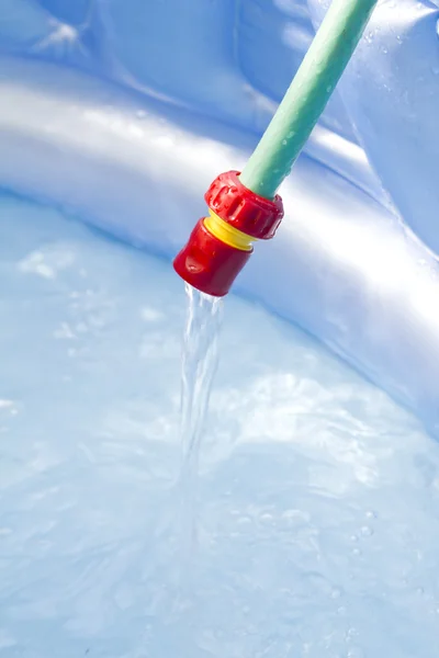 Fluxos de água para a piscina (piscina ) — Fotografia de Stock