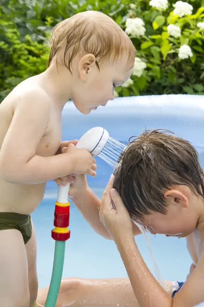 Два мальчика в бассейне — стоковое фото