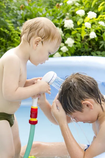 Zwei Jungen im Schwimmbad — Stockfoto
