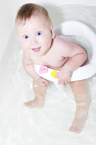 Blue-eyed bebê nadando no banho — Fotografia de Stock