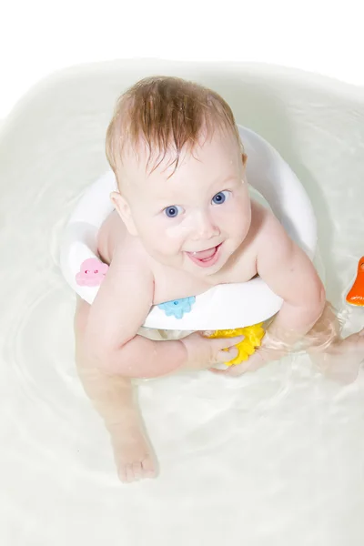 蓝眼睛的宝宝洗澡游泳 — 图库照片