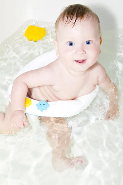Μπλε-eyed μωρό κολύμβηση στο λουτρό — Φωτογραφία Αρχείου