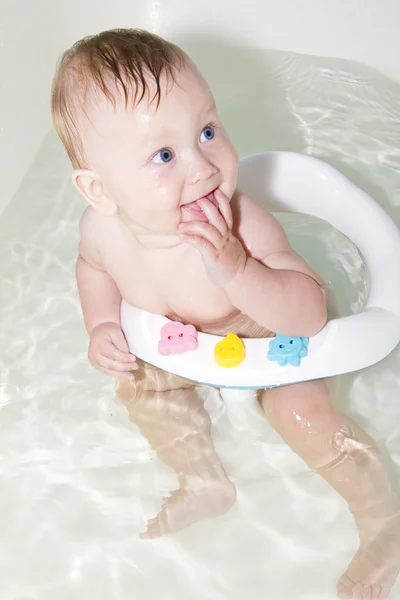 Голубоглазый малыш купается в ванне — стоковое фото