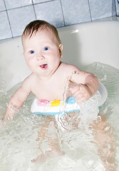 Mavi gözlü bebek banyo Yüzme — Stok fotoğraf