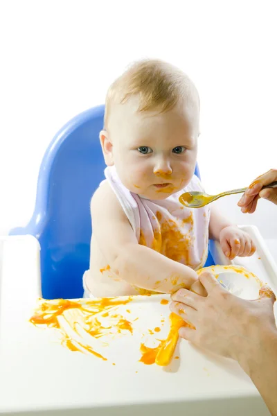 Blåögda barn utfodring pumpa puré — Stockfoto