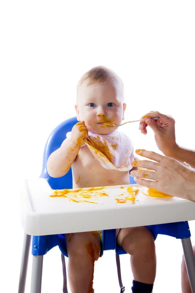 Un niño de ojos azules alimentando puré de calabaza — Foto de Stock