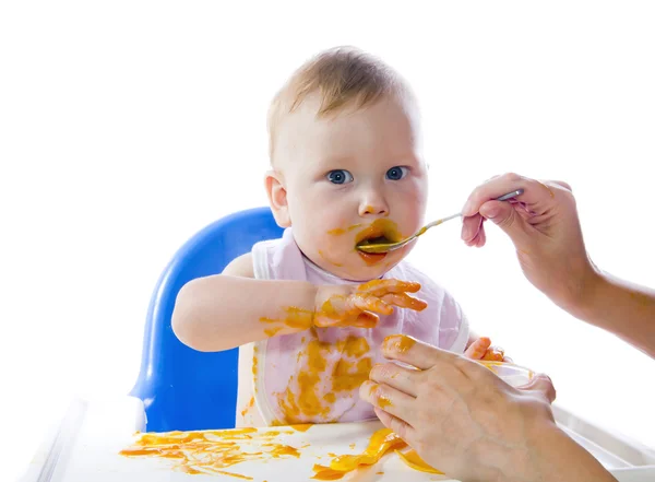 Egy fiatal szemüveges gyermek etetés sütőtök püré Stock Kép