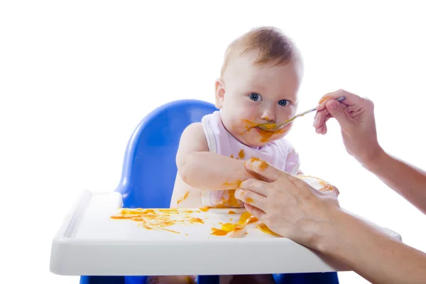Młoda niebieskooka dziecko karmienie puree z dyni Zdjęcie Stockowe