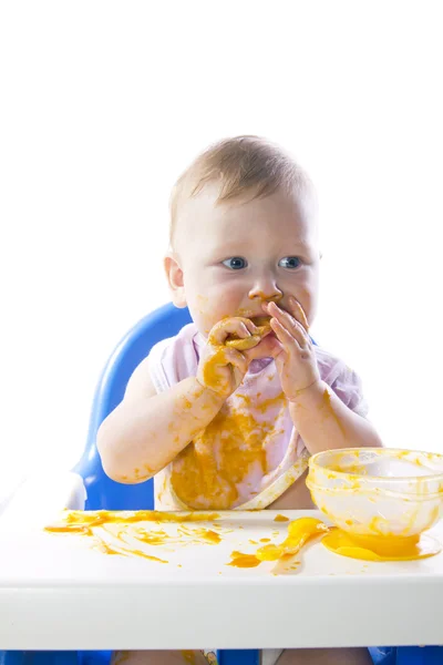 Молода блакитноока дитина годує гарбузове пюре — стокове фото
