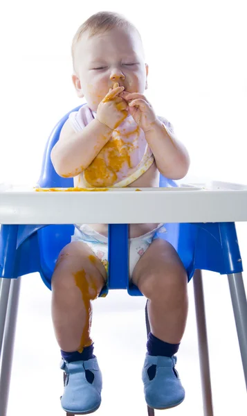 Młoda niebieskooka dziecko karmienie puree z dyni — Zdjęcie stockowe