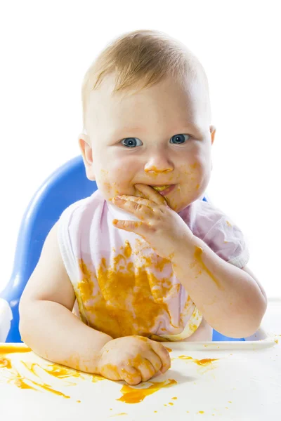 Mladý modrooký dítě krmení dýňové pyré — Stock fotografie
