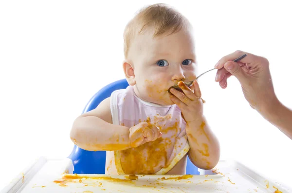 Kabak püresi besleme genç bir mavi gözlü çocuk — Stok fotoğraf