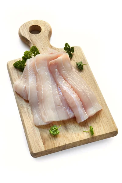 Filetti di pesce crudo a bordo su bianco — Foto Stock