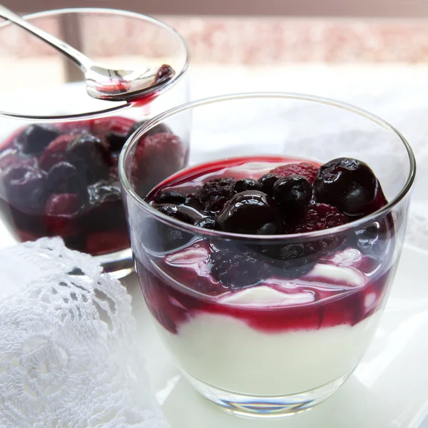 Gemengde bessen met yoghurt — Stockfoto