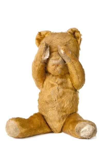 Vintage-Teddybär bedeckt Augen, über weiß — Stockfoto