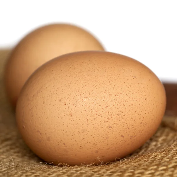 Αυγά ελεύθερης βοσκής καφέ στο hessian — Φωτογραφία Αρχείου