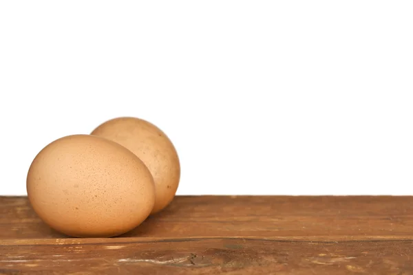 Braune Eier auf altem Holz über weißem — Stockfoto