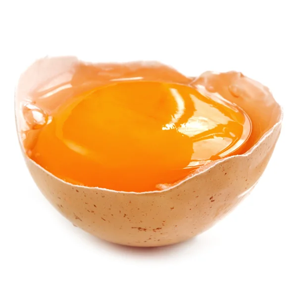 Yema de huevo en cáscara sobre blanco — Foto de Stock