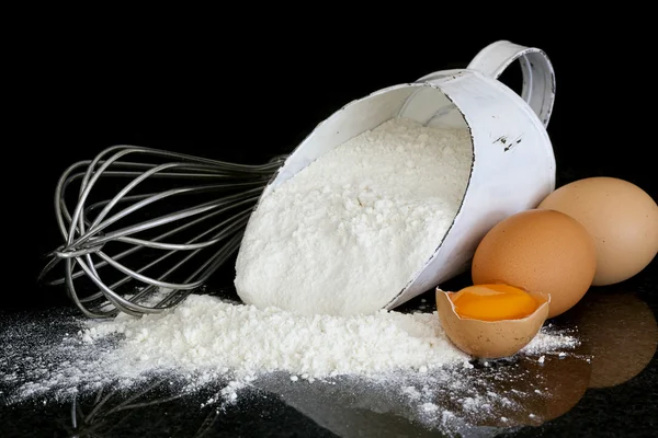 밀가루 특 종 달걀과 검은 대리석에 털 — 스톡 사진