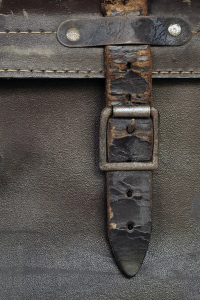 Spony a kožený popruh na vinobraní kufr — Stock fotografie