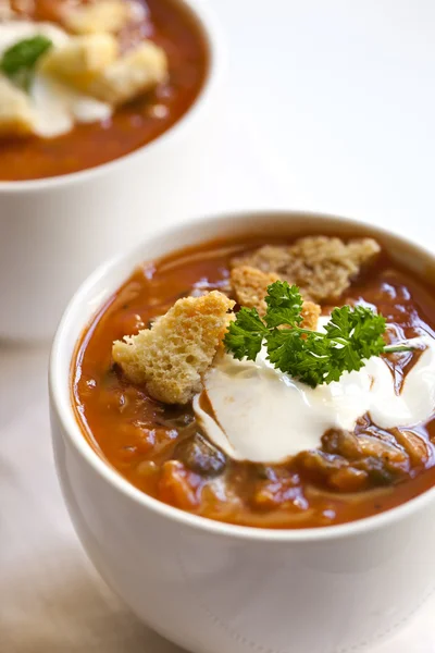 Чашки супа с гренками — стоковое фото