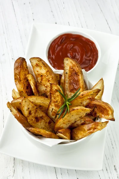 Kartoffelkeile mit Ketchup — Stockfoto
