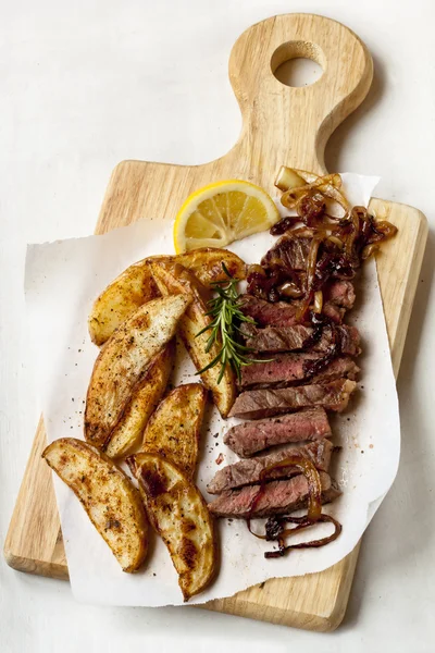 Steak und Kartoffelkeile — Stockfoto