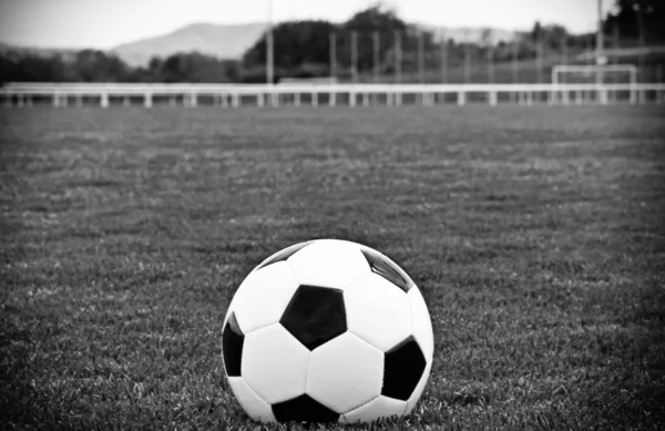 Futebol preto e branco — Fotografia de Stock