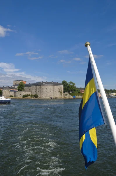Vaxholm erőd és a svéd zászló, stockholmi szigetvilág, Svédország — Stock Fotó
