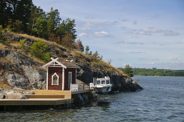 작은 섬에 스웨덴어 빨간 오두막 — 스톡 사진